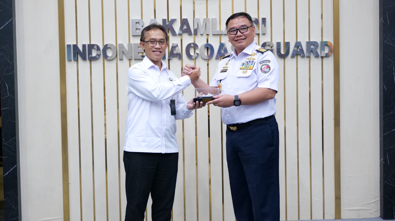 Strengthening the Utilization of State Assets, BAPETEN Hands Over State-Owned Assets to BAKAMLA RI